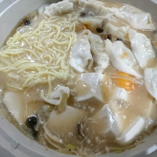 ちゃんぽんラーメンとおもち餃子の野菜きのこ鍋